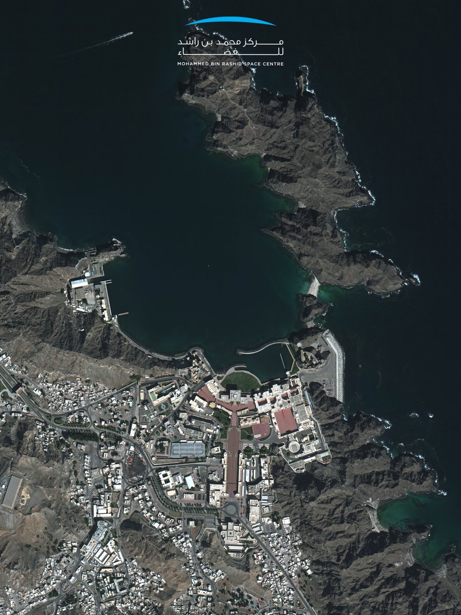 MBRSpaceCentre's tweet image. نبارك لسلطنة عمان قيادةً وشعبًا بمناسبة يومهم الوطني، متمنين لهم دوام التقدم والازدهار. في هذه المناسبة ننشر هاتين الصورتين للعاصمة مسقط، بعدسة القمر الاصطناعي محمد بن زايد سات.