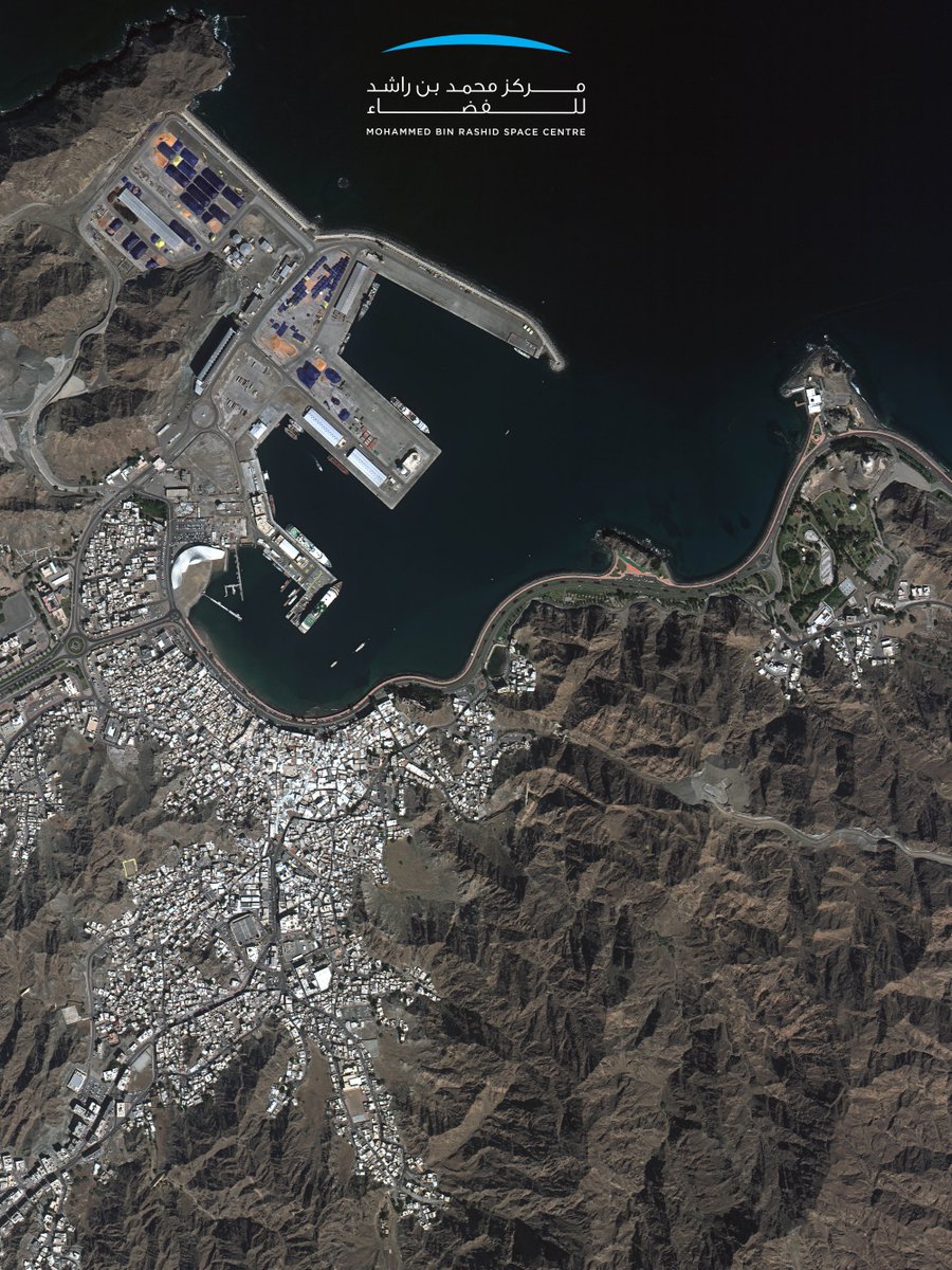 MBRSpaceCentre's tweet image. نبارك لسلطنة عمان قيادةً وشعبًا بمناسبة يومهم الوطني، متمنين لهم دوام التقدم والازدهار. في هذه المناسبة ننشر هاتين الصورتين للعاصمة مسقط، بعدسة القمر الاصطناعي محمد بن زايد سات.