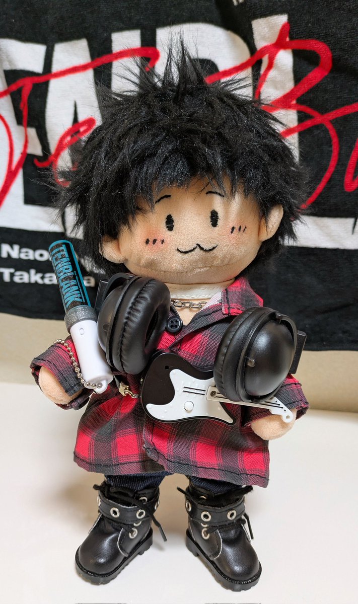 ちっさいペンライトにロゴ貼っ付けた。可愛い。 電池ないので点かない