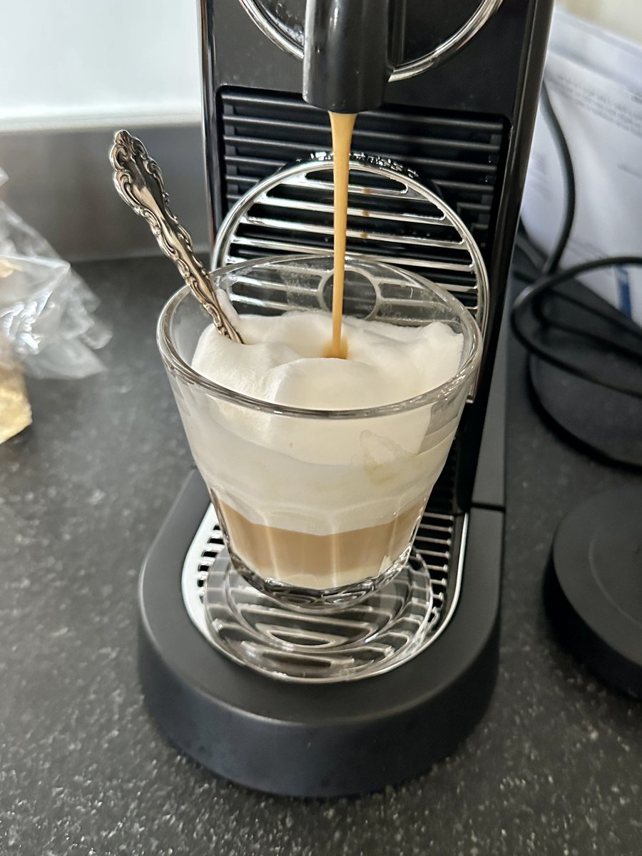 Toob_Alers's tweet image. Zo de donderdag in… rustige dag…Vanmiddag even op bezoek bij Green in Alphen aan den Rijn #koffie #kern #vastgoed.

Goedemorgen! Eerst de krant en koffie