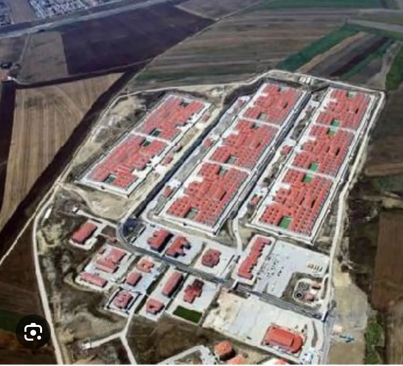 serdar571632's tweet photo. @LeventUzumcu Karanlıkta pek belli olmuyor bende gündüz çekilmiş hali var 
Silivri ceza evi https://t.co/0HHswJAzx9