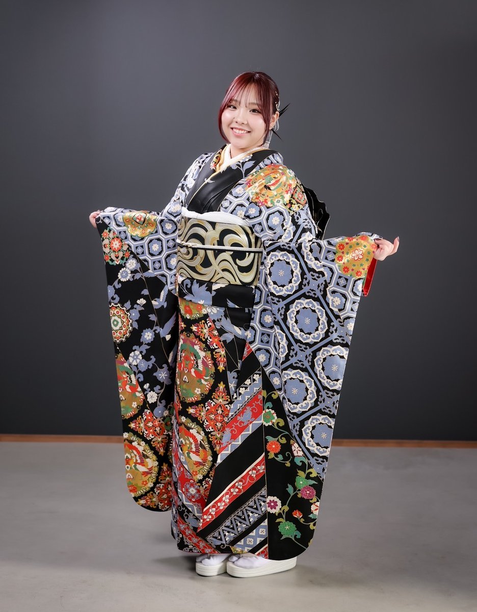 mamafuri_remake's tweet photo. 2026年最新ママ振袖アレンジ公開！
ブラック基調で大人可愛くゴージャスに！帯はゴールドで華やかアクセント。年間200枚甦らせてるプロの技で、娘さんもママも輝く2度目成人式。インスタで全角度→https://t.co/vok4cfZ3pE #振袖 https://t.co/0ryQNlAZW4