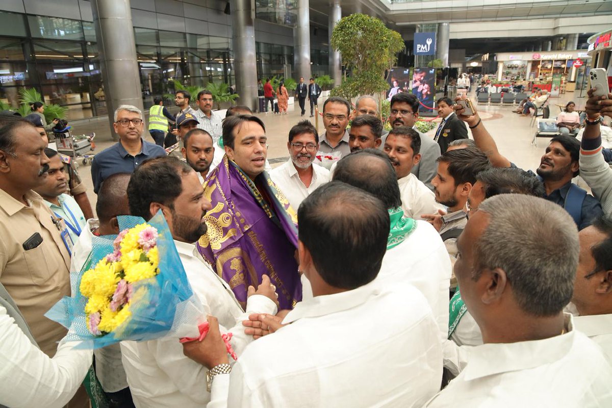 हैदराबाद एयरपोर्ट पर स्थानीय पदाधिकारियों और पार्टी कार्यकर्ताओं द्वारा केंद्रीय मंत्री सह राष्ट्रीय अध्यक्ष चौधरी जयन्त सिंह जी का स्वागत किया गया।

चौधरी जयन्त सिंह जी दो दिवसीय दौरे के दूसरे दिन आज हैदराबाद में पार्टी कार्यकर्ताओं से संवाद और COLTE (Centre of Logistics