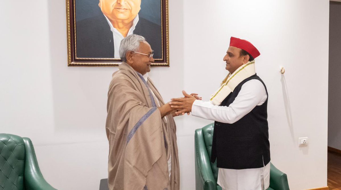 yadavakhilesh's tweet image. बिहार के मुख्यमंत्री के रूप में शपथ लेने पर श्री नीतीश कुमार जी को बधाई और आगामी पूरे पाँच सालों के लिए उनकी अपनी मूल समाजवादी विचारधारा पर आधारित स्वतंत्र शासन-प्रणाली चलाने और जनहितकारी सकारात्मक कार्य करने के लिए शुभकामनाएँ!