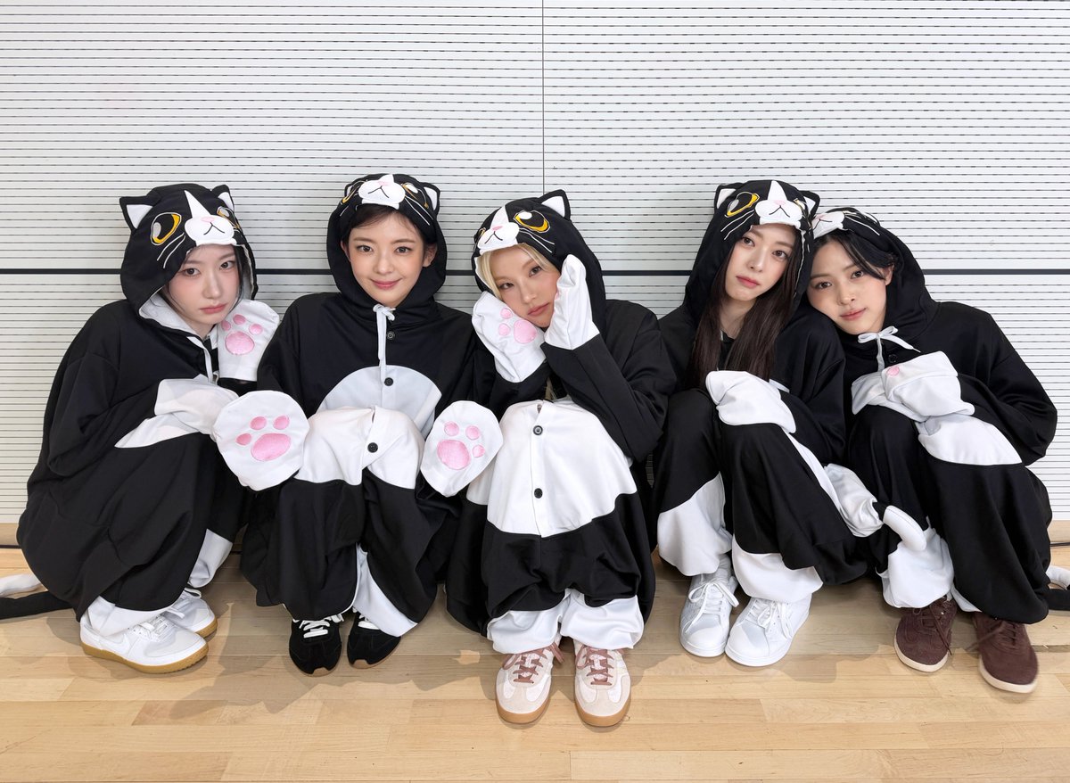 ITZYofficial's tweet image. 먀. 먀먀. 먀먀. 먀먀
(이찌가 찍은 고양이 안무 영상 보러올 사람! 🐾)

ITZY &quot;TUNNEL VISION&quot; Dance Practice (Cats ver.) 

COMING SOON 
🐈‍⬛ 2025.11.20 THU 10PM (KST) | 8AM (ET)

#ITZY #MIDZY @ITZYofficial
#ITZY_TUNNELVISION
#ITZY_TNVS