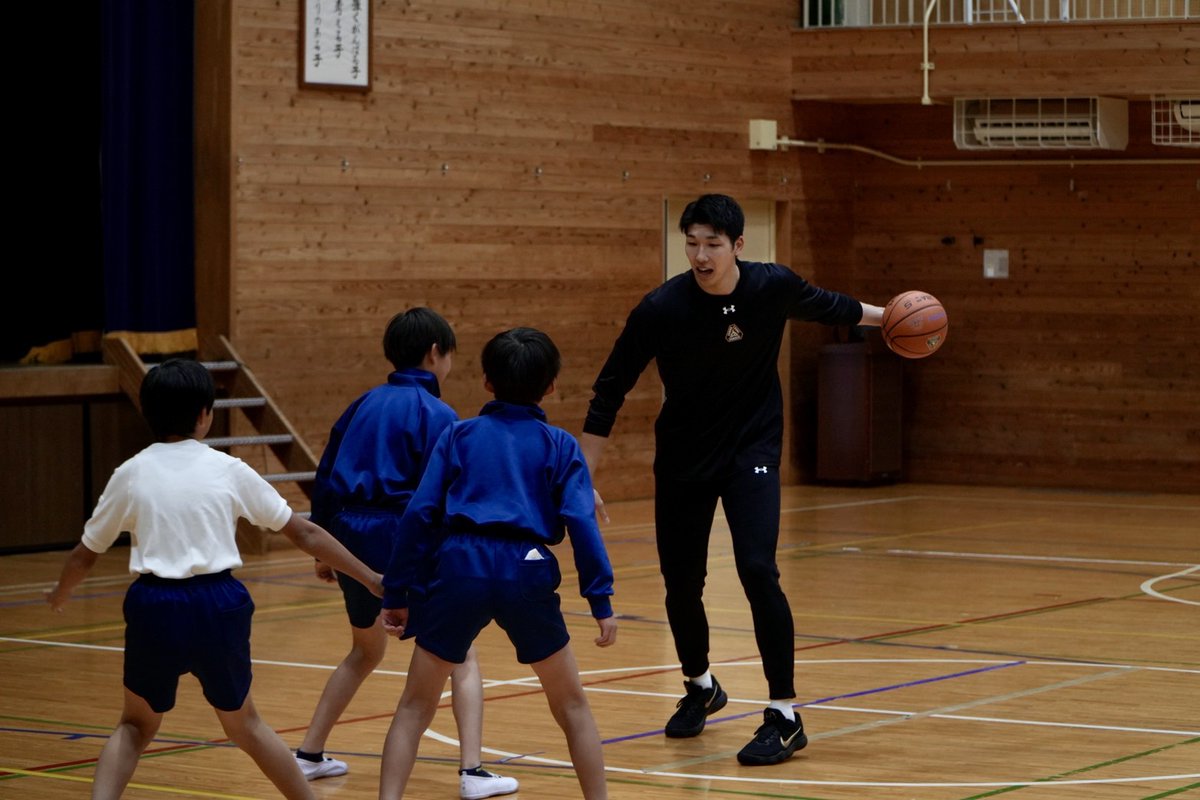 gunmacrane3ders's tweet photo. 【#ONGAESHI 活動🕊️】
食育活動の一環で #佐藤誠人 選手が宝泉東小学校を訪問しました🏫
子ども達からの質問に答え、食事の大切さを呼びかけ、最後は代表児童とバスケ対決を実施🏀
今後、#太田市 内の小中学校では サンダーズコラボ給食 を提供いたします🥛⚡️
#群馬クレインサンダーズ #Bリーグ https://t.co/ytMlFkeHGQ