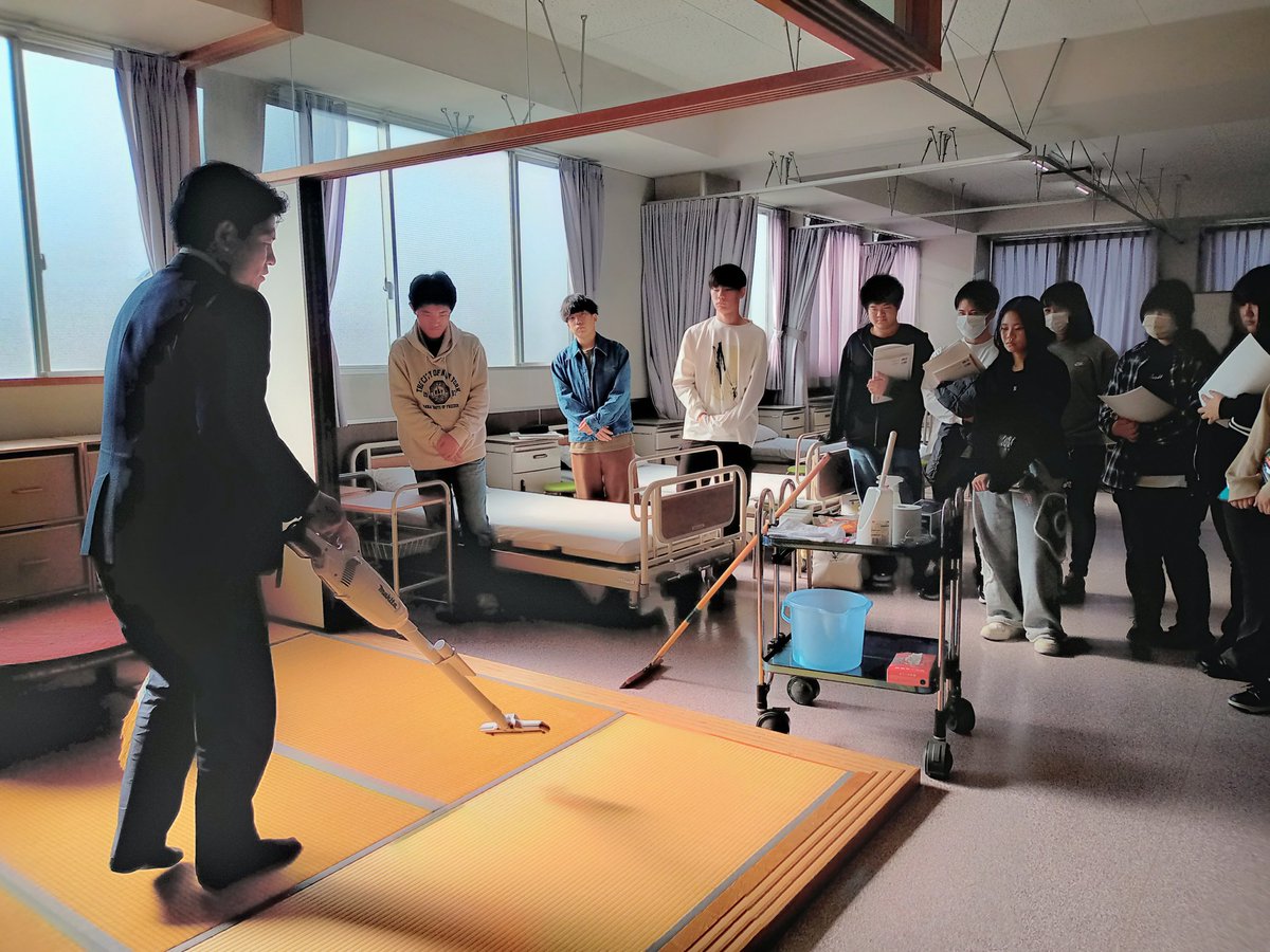 \\掃除のプロに学ぶ//

介護福祉学科1年生がサニクリーンの方に清掃の基本を教えていただぎました🧹

畳の掃き方、トイレやお風呂の清掃のポイント、介護現場で役立つことばかり✨

丁寧なご指導ありがとうございました！

#サニクリーン
#介護福祉学科 
#四国医療福祉専門学校