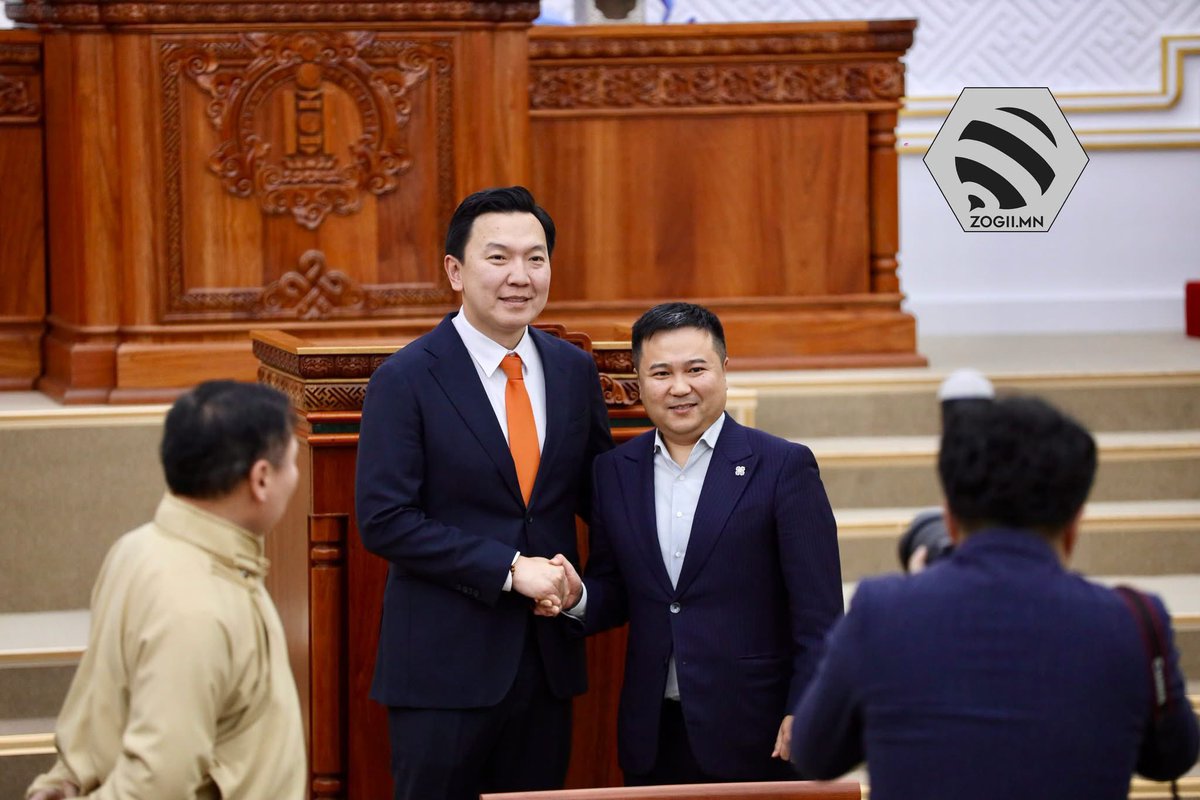 Пороро шинэ намын дарга, хурлын даргадаа далдагнацан л гүйж явна 🤣 Нүүрний эгнээнд эсэргүүцэж, үхэхээс наагуур орилчихоод 7 хоногийн дотор өөр хүн болчих юмаа манай шинэковууд