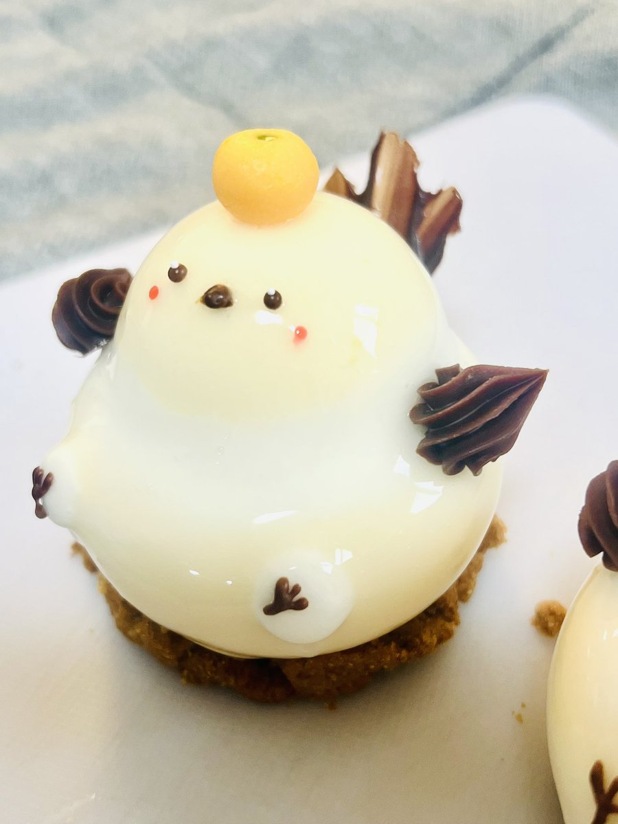 シマエナガ
果実感たっぷりジューシーなオレンジのテクスチャを中に忍ばせたホワイトチョコのムースケーキ
時期によって頭の飾りと味を変えます
