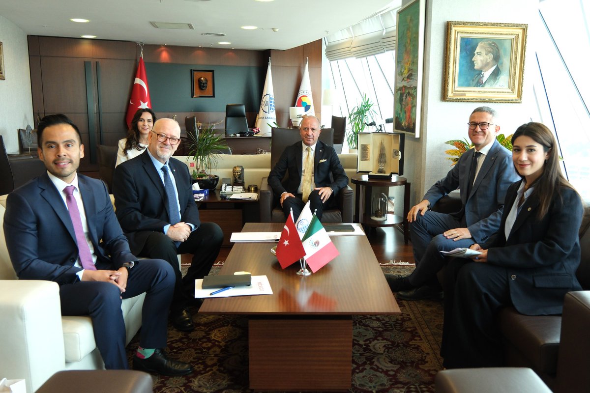 EmbaMexTur's tweet image. Sayın Büyükelçi @CGjdl ile Ankara Sanayi Odası (@ASOKurumsal) Başkanı Seyit Ardıç (@seyit_ardic) bir araya geldiler. Ankara özelinde Meksika ile Türkiye arasında ticareti geliştirme yollarını görüştüler. İki ülke firmalarının temaslarının sıkılaştırılmasında anlaşmaya vardılar.