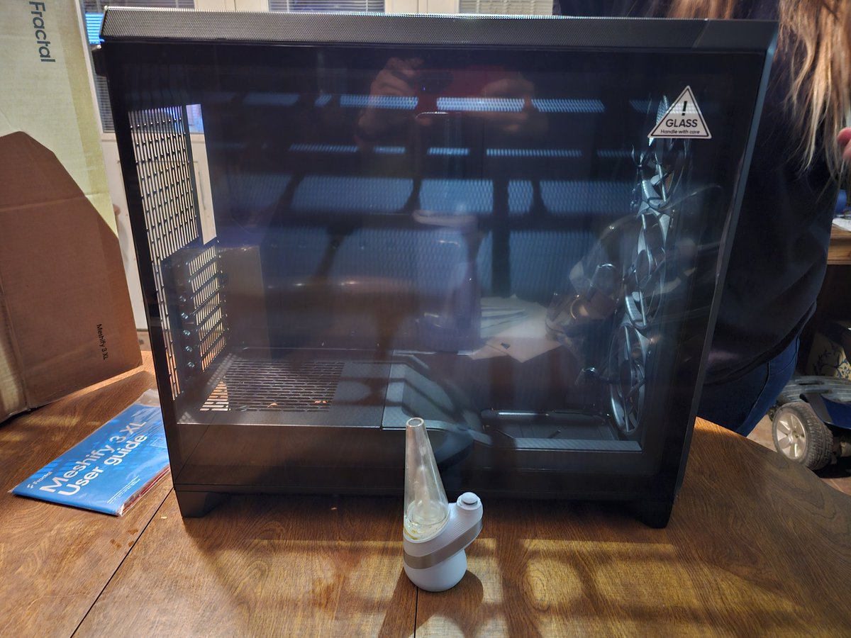 Ryan_shelton91's tweet image. #fractaldesign mesh 3XL. Project alpha is closing in 😎

#AI #Crypto #AMD #ryzen9 #hashingpower #PCcase