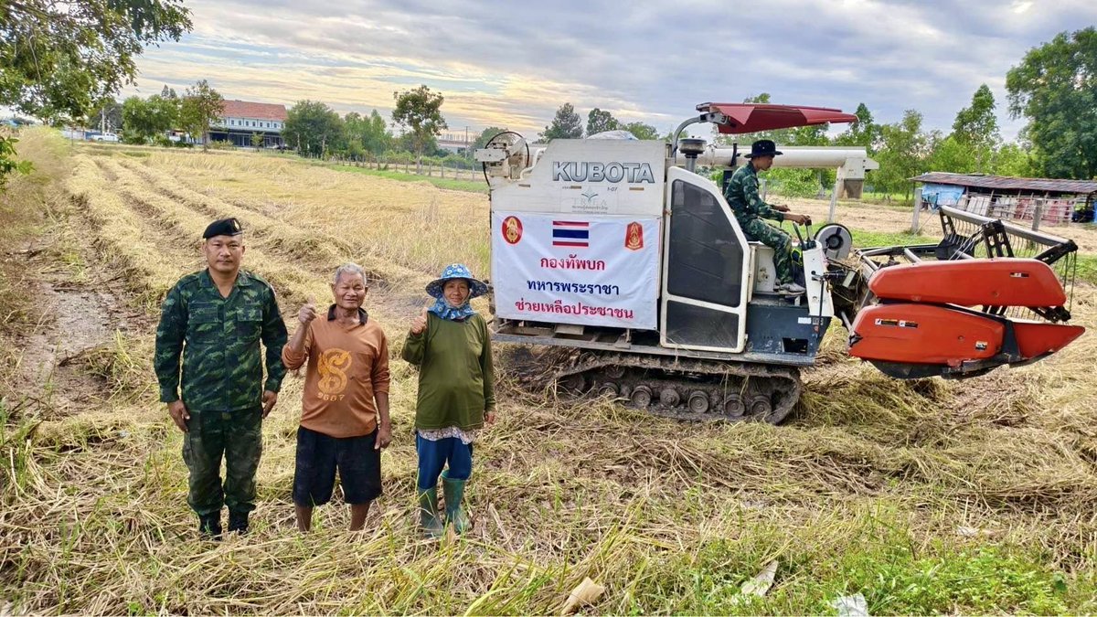 army2pr's tweet image. พลตรี วิชิต มักการุณ ผู้บัญชาการมณฑลทหารบกที่ 27 อนุมัติให้ ชุดปฏิบัติการรถเกี่ยวข้าว ออกเกี่ยวข้าวช่วยเหลือเกษตรกรชาวนาในราคาถูก เพื่อลดต้นทุนการเก็บเกี่ยวผลผลิต ณ หมู่ 13 บ้านหนองบัวทอง ตำบลเหนือเมือง อำเภอเมือง จังหวัดร้อยเอ็ด พื้นที่นา 10 ไร่ ได้ข้าวเปลือกจำนวน 3,000 กิโลกรัม