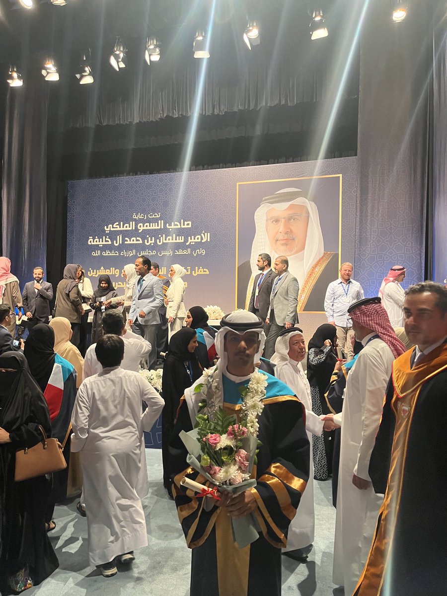 alsqaabh's tweet image. نبارك ونهنّي ابن العم عبدالله بن عبدالعزيز #الصقعبي بمناسبة تخرّجه من جامعة #البحرين تخصّص إدارة أعمال.
ونسأل الله له دوام التوفيق والنجاح في حياته العلمية والعملية
#الصقور_وائلية
#عنزه