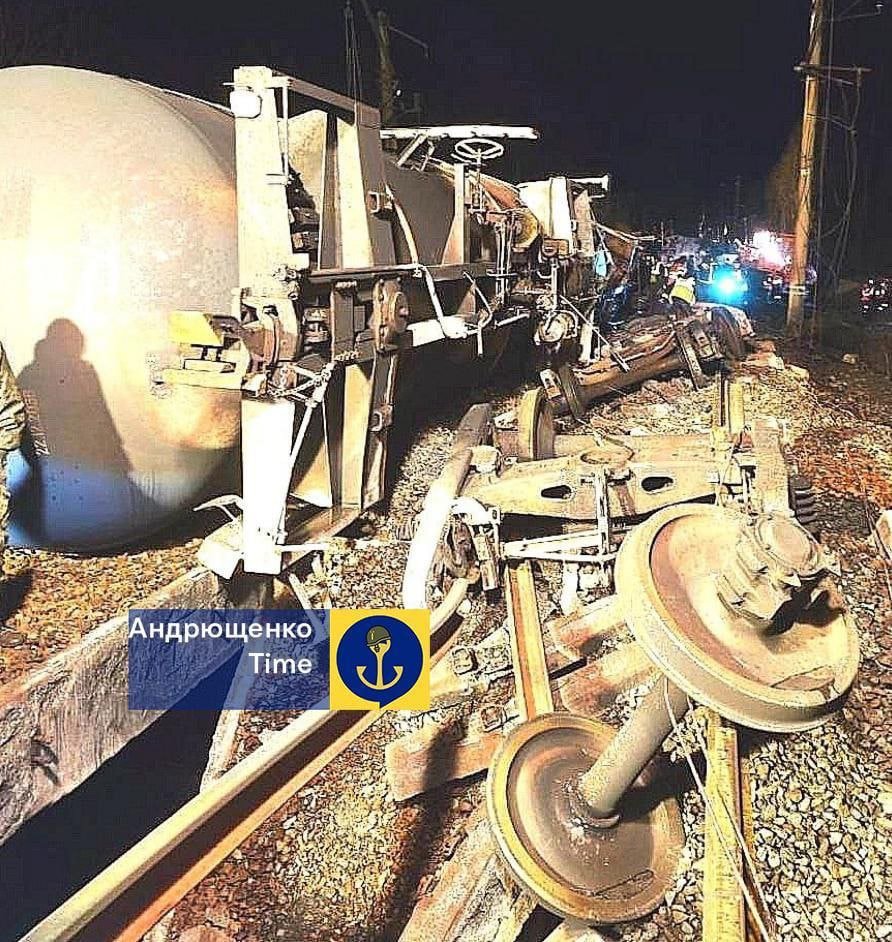 NOELreports's tweet image. A sudden blaze on a railway line in Perm Krai destroyed an entire train of fuel tankers. Advisor to the former Mariupol mayor Petro Andriushchenko reports that nine tank cars went up in flames, with Russian sources already calling it a sabotage attack on the rail network.