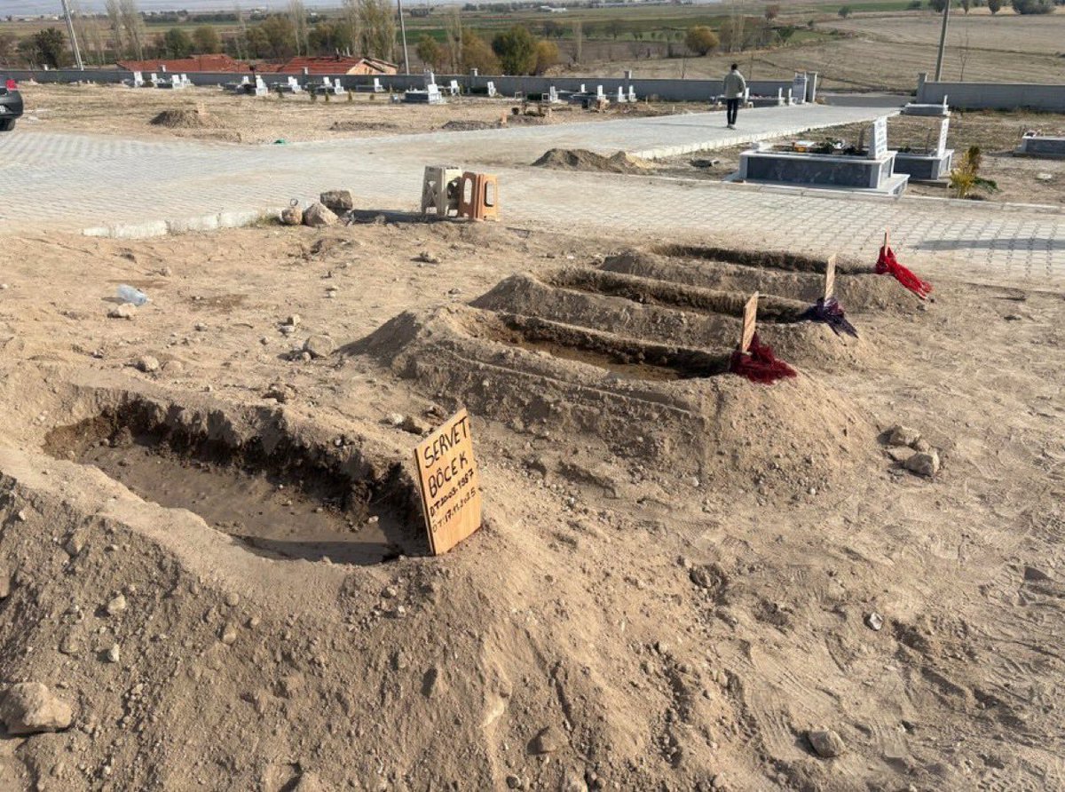 lordsinov's tweet image. 4 kişilik aile yok oldu. Nedeni hala tam olarak belli değil. Kumpirci mi, otelci mi yoksa başka bir şey mi... Kurumlar bakıyor. Bakanlık sokakta satılan gıdaların denetimi için karar almış. Gazeteler yazıyor. 

Yine bin nasihat işe yaramadı, musibeti yaşadık. Koca aile yok oldu.