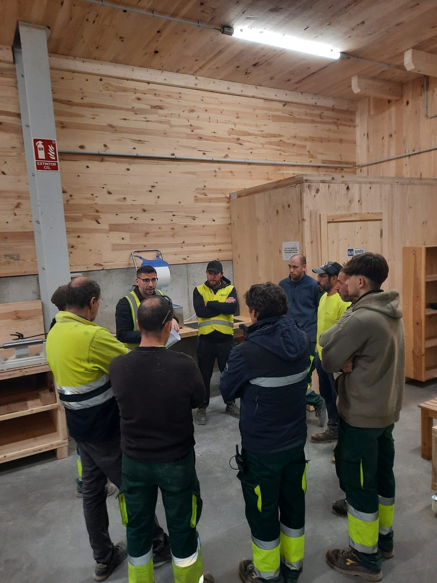 Hem dut a terme una sessió de formació amb el personal de la planta de #CLT centrada en la manipulació de coles.

La protecció i benestar del nostre equip és la nostra prioritat 🦺.

Seguim invertint en formació contínua, millora constant i responsabilitat per continuar creixent.