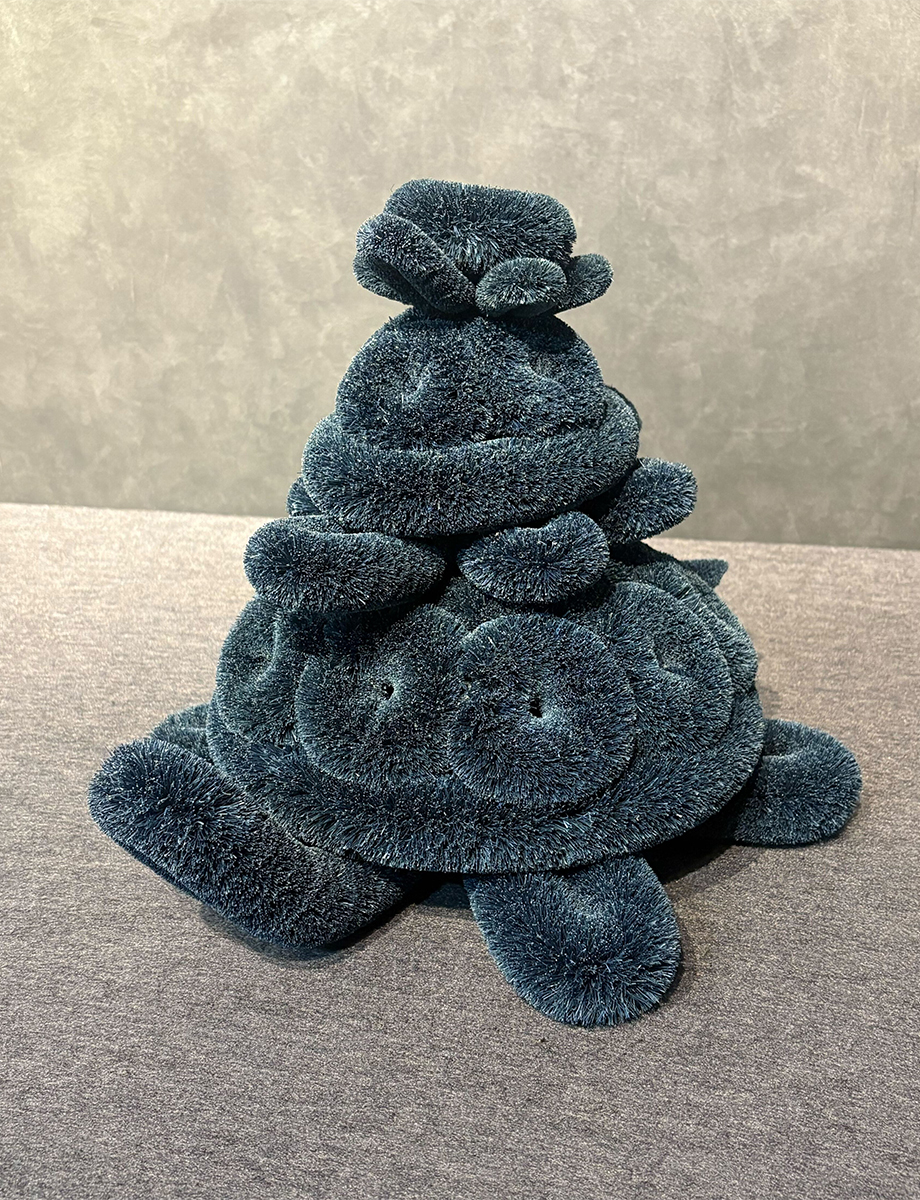 gamera_info's tweet photo. #ガメラ×#亀の子束子 コラボが実現🎊
 
ガメラ生誕60周年を記念して
100年以上前に誕生した"日本のたわし"
「亀の子束子」からコラボグッズが登場！
 
気鋭のデザイナー #榮良太 さんによる
オリジナルTシャツに限定"ガメラカラー"のたわしも！

ガメラEXPO にて発売予定！
ぜひお手に取ってください。 https://t.co/vCMtZllXKM