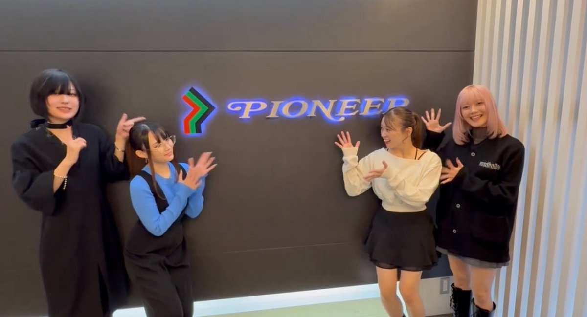 aino920's tweet photo. 遅くなってしまいましたが
先日PIONEERさんの
ショールームにお邪魔させていただきました🌺*。入った瞬間何台ものハナハナが��！！
人生初の試打させていただきました✨
初めてみる光景にわくわくでした*。

#ブルガ #ハナ咲く日
#FM那覇 #テスラジ https://t.co/vC6BmTBjEi