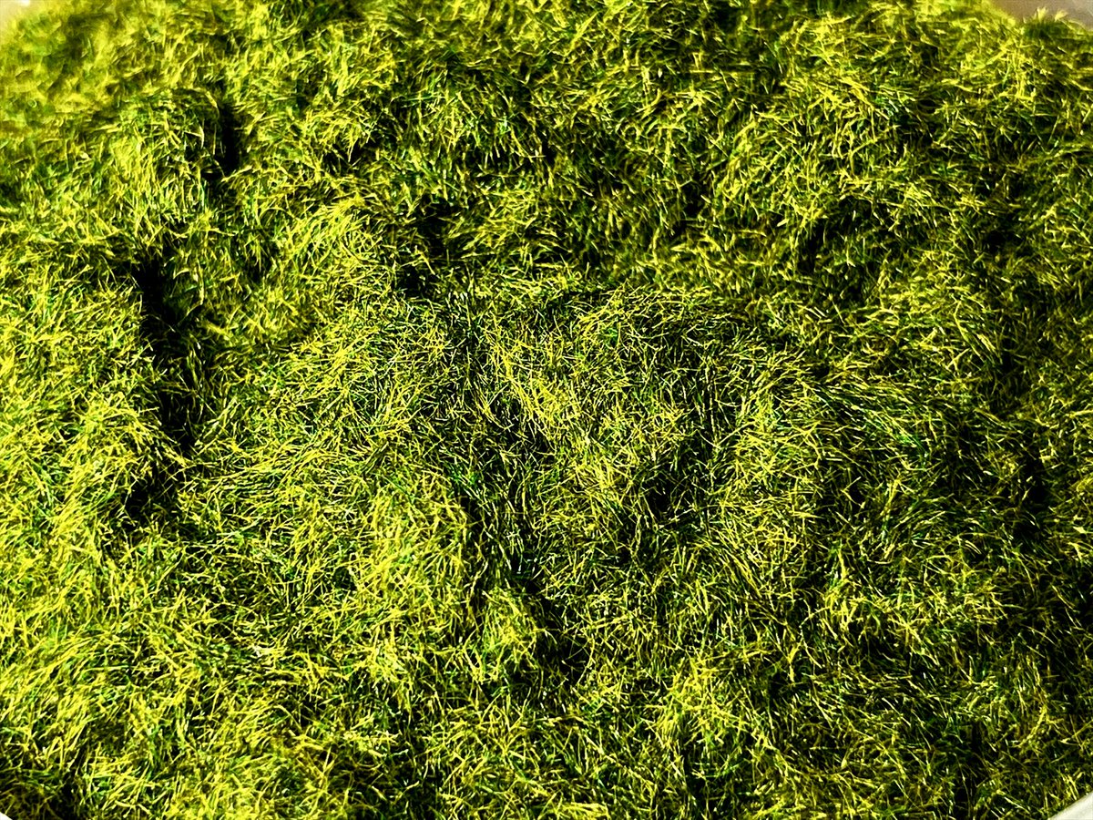 そりゃ５年以上も自分で原料を染色して裁断してミキシングを繰り返していたら、コツもつかんでくるってモンです。。#ジオラマ 草素材の自作。なんとなく使える色！ではなく、撒いただけでグッと立体感が出る色調の混色に努めてます。ゆくゆく市販化予定。本日22時発売予定の福箱に入ります。