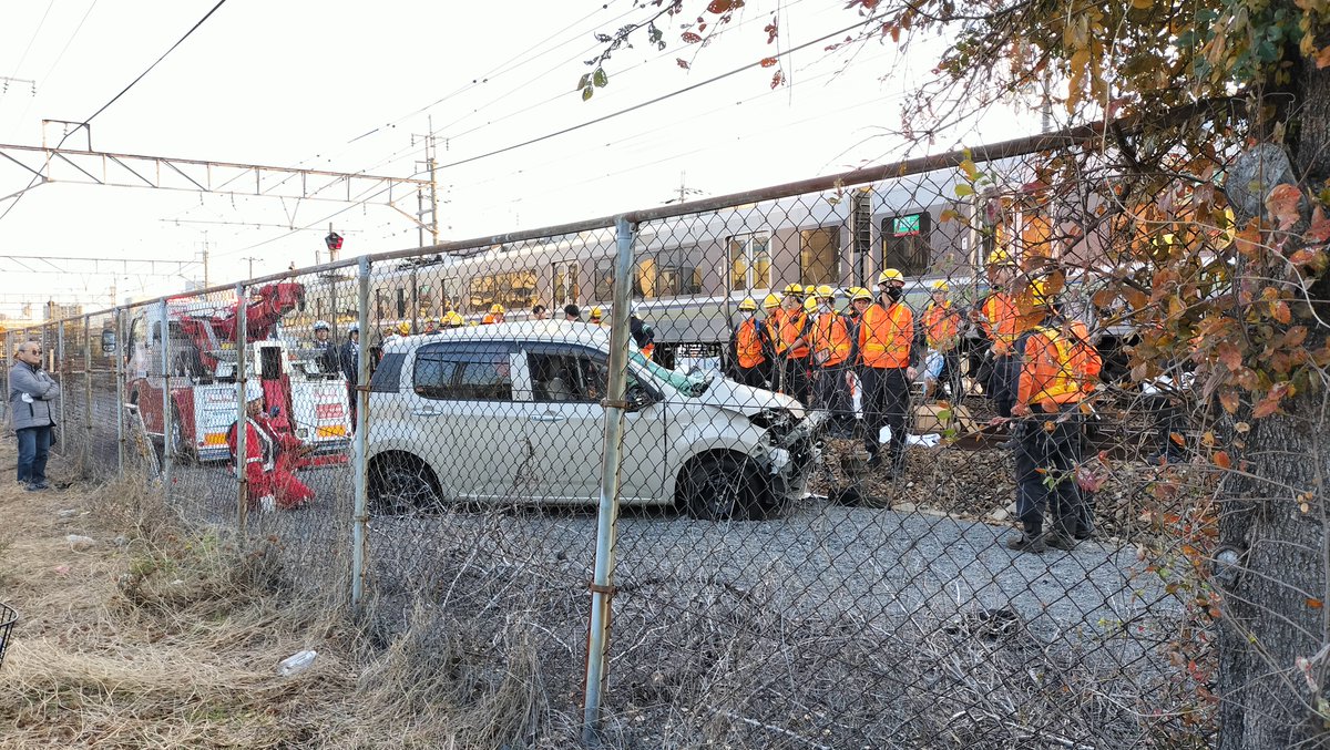 tal0032's tweet image. 【ＪＲ神戸線】 自動車等と接触　運転見合わせ
帰りに踏切を渡れなかった・・・