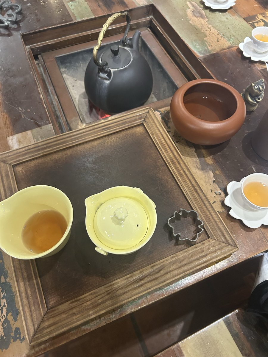 訳あってホテルからほぼ出てませんが台湾着いてます
お茶しばきに行きましたが本場舐めてました
このお茶、8000円です

バカうまいです