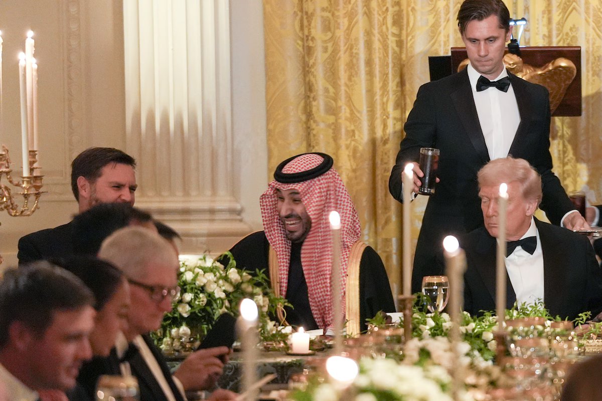 #متابعات 
مقال مهم من الواشنطن بوست <a href="/washingtonpost/">The Washington Post</a> 
استفادت السعودية أكثر من الولايات المتحدة من زيارة محمد بن سلمان لواشنطن
ولي العهد يحصل على طائرات إف-35 ووضع أمني جديد ودعم الشرعية مقابل وعد الاستثمار 
washingtonpost.com/opinions/2025/…
أهم ما توصل إليه المقال: 
1. مكاسب عسكرية ضخمة