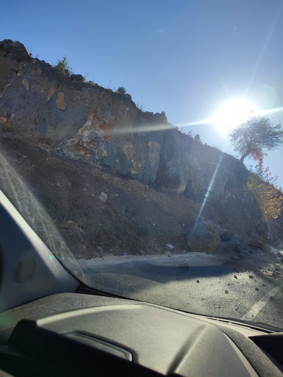 selcukceylan63's tweet photo. Eklediğim fotoğraflarda da görüldüğü gibi, bugün yine büyük kayalar yolun üzerine düşmüş ve araç trafiğini tamamen tehlikeye sokmuştur. Bu yol her gün yüzlerce insan tarafından kullanılıyor. Burada birinin ölmesini mi bekliyorsunuz 
#şanlıurfabelediyesi https://t.co/HN9tyUqvkQ