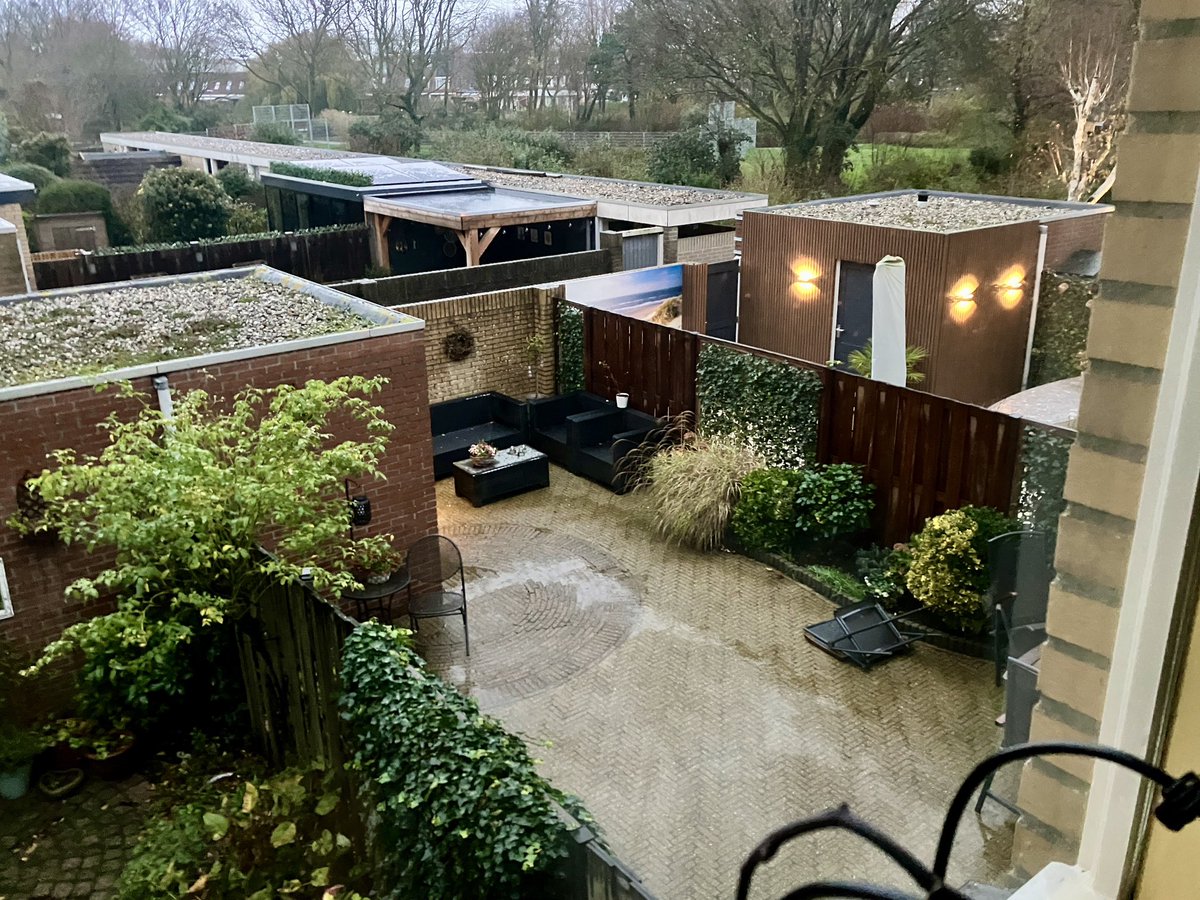 Zonder sneeuwschuiver komen we het huis niet uit.
