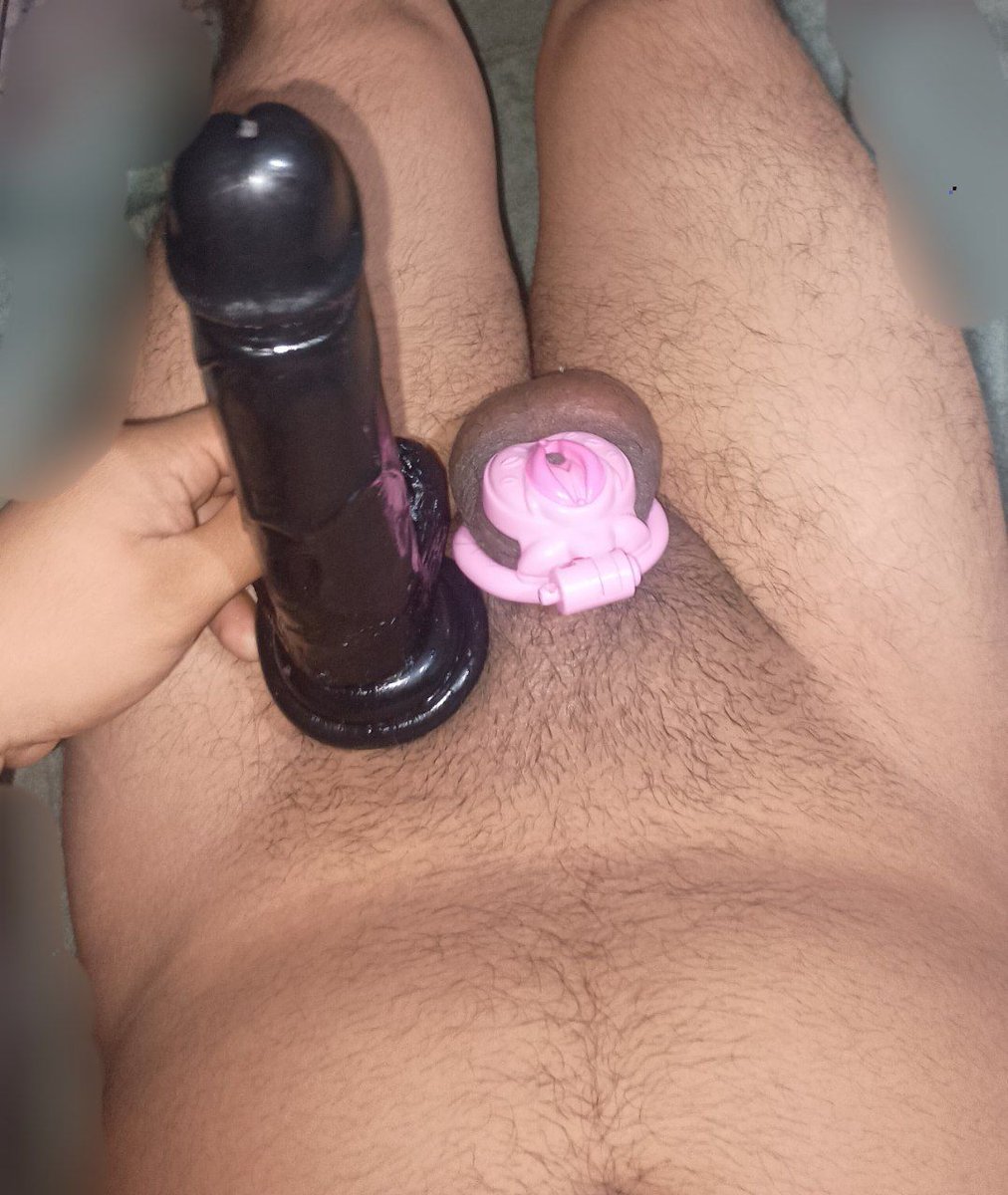 sissy_cuck_s's tweet photo. Me encanta la diferencia de tamaño con mi patético pene, por eso uso mi jaulita☺️ https://t.co/3D9tKGA9Ad