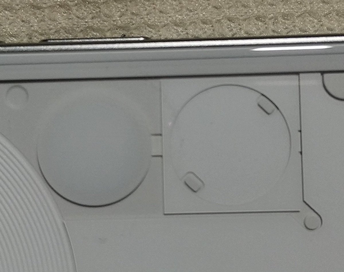 strm_pixelarize's tweet image. Phone (3)の背面のボタンじゃん。