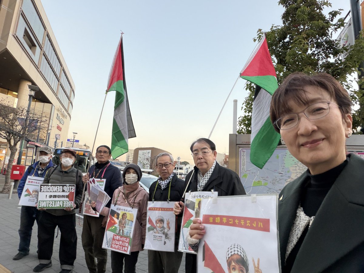 2025/11/20 随分寒くなりましたね
狛江駅頭でのスタンディング、今日も声をかけてくださる方があり感謝。
#狛江　#FreePalestine