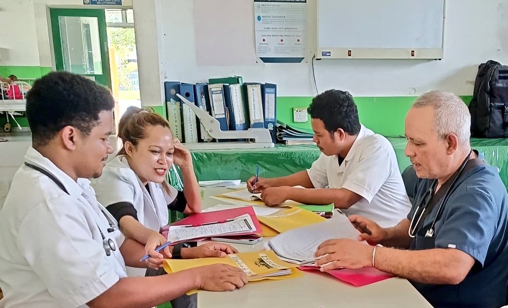 Dr. Jorge Bravo Esp Medicina Interna BMCTL #Covalima continúa la formación de los estudiantes de 3er año de medicina Núcleo Docente Covalima a través de la educación en el trabajo porque #CubaCoopera #CubaSalva #CubaEsAmor