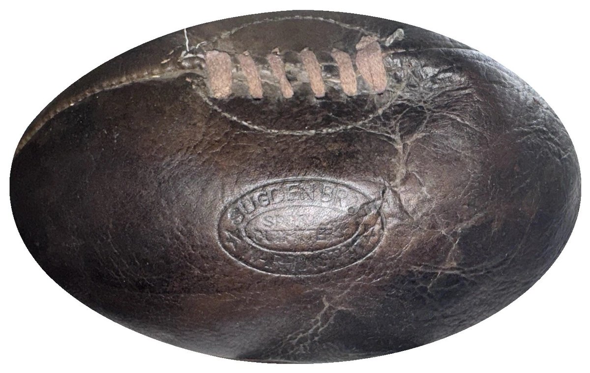 <a href="/BECHIGUES/">BECHIGUES</a> anglaise 🏴󠁧󠁢󠁥󠁮󠁧󠁿 SUGDEN BROS fabriquée à WARRINGTON. Patrimoine du Lancashire et du Rugby League.
#OldLeatherRugbyBall #Beuchigue #Gonfle  #Vieuxballons #Pelotasdecuero 
#Pilotesantigues