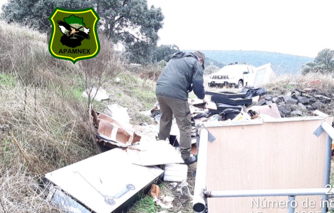 A veces, la identidad de la persona infractora está en la propia infracción. L@s #AMN de <a href="/Junta_Ex/">Junta de Extremadura</a> buscamos entre el vertido cualquier datos que ayude a encontrar a la persona responsable