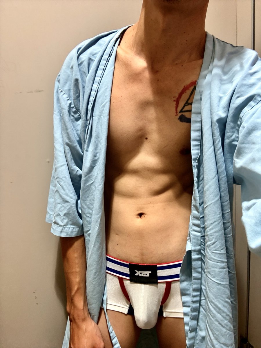 做核磁共振真的很可怕，幽閉恐懼會發作。還被命令完全不要動會失敗。
人進機器裡還發出超狂的聲音。
活活被嚇破膽。

幸好完成了。
附上換衣服祭品照。
🫣