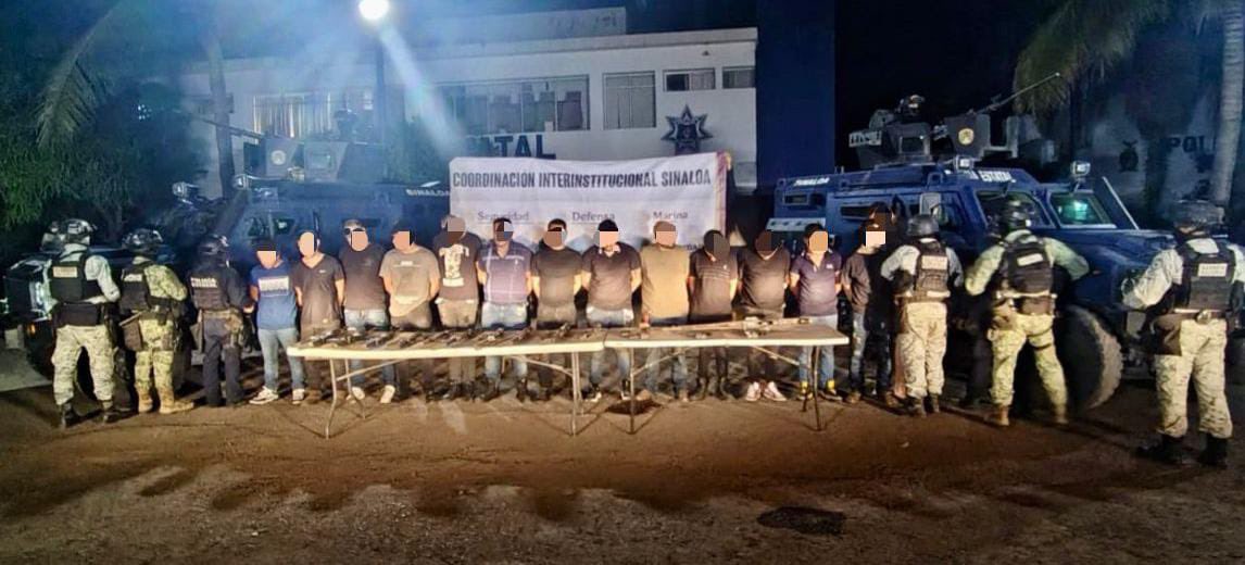 aic_07's tweet image. Navolato, Sinaloa 📍

14 sicarios son detenidos en Navolato 📍tras un operativo de fuerzas federales la noche de este Miércoles 19 de Noviembre. 

Los 14 sujetos se escondían en un hotel y les fueron decomisados armamento. Entre los detenidos se encuentran extranjeros. 

Los…