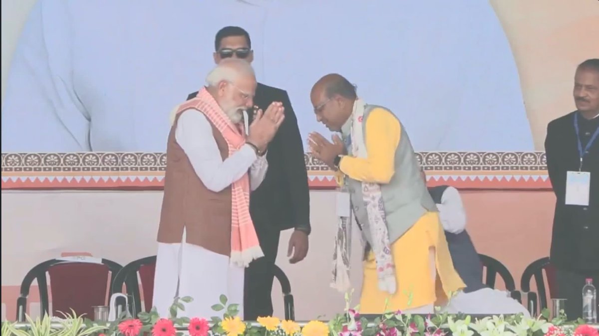 आपका आशीर्वाद, मेरा संकल्प 🙏
आज, गाँधी मैदान में मंत्री पद की शपथ ली।
मैं माननीय प्रधानमंत्री श्री नरेंद्र मोदी जी, भाजपा नेतृत्व, और मुख्यमंत्री श्री नीतीश कुमार जी के प्रति हृदय से आभार व्यक्त करता हूँ।
(मंत्री, बिहार सरकार)
#ArunShankar #NitishCabinet #बिहारसरकार #Khajauli