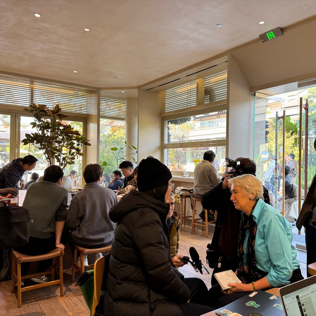 幫我們「瘋狂星期四」的常客、浙大應用心理學作學術研究的小姐姐徵集一下問卷調查《當代職業女性工作體驗調查》，有興趣的朋友可以參與。

 PS：今天現場居然來了英國Channel 4 電視台的人來採訪。