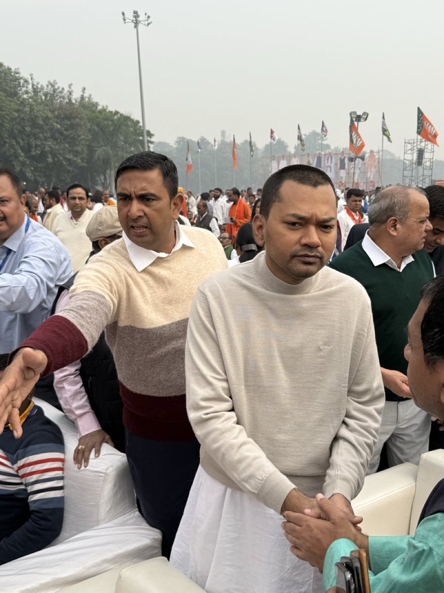 ये नीतीश कुमार जी के इकलौते बेटे निशांत हैं यह अपने पिता के शपथ ग्रहण समारोह में मंच पर बैठने के लिए धक्का मुक्की नहीं किया 

यह टिकट के लिए मारामारी नहीं किया मंत्री पद नहीं लिए 

एकदम साधारण व्यक्ति की तरह साधारण लोगों के बीच आम जनता के बीच बैठकर शपथ ग्रहण समारोह में शामिल हुए