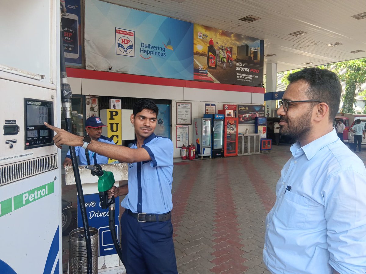 sachdev_manu's tweet photo. Customers witnessing Q&amp;Q @HPCL e-fuel station Sachdeva Auto and providing valuable feedback. Assuring 100% Q&amp;Q &amp; best of our services at all times. Service With A😊&amp; To The Customers Satisfaction. #HP_है_जहाँ_भरोसा_है_वहाँ  @dutta_jitamrit @HPCL_Mumbai https://t.co/cCS8LEftQt