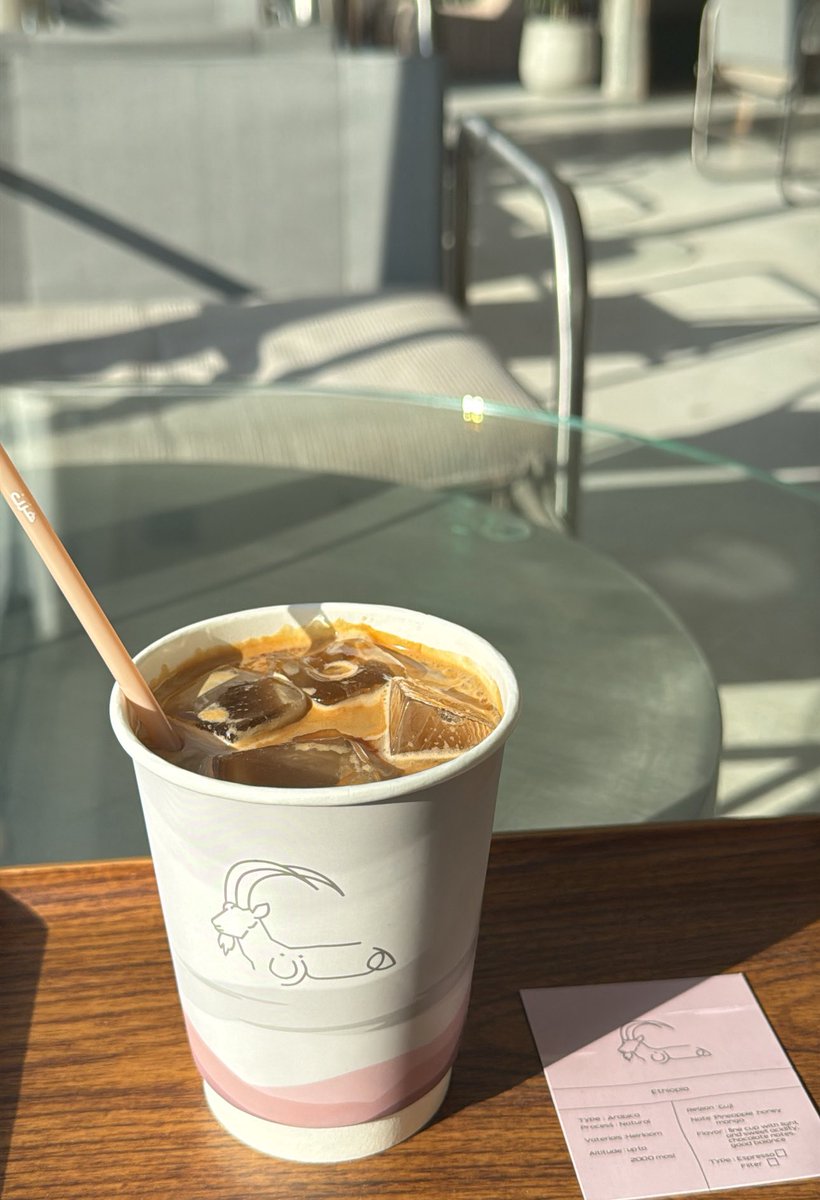 ما كساك الا شعاع الشمس يالغصن الطروب
وما فرحْت الا وردّ الليل صوت وذكريات

لو تساورْك الوجيه العابسه من كل صوب
لا تخيّبْك الظنون اللي تعلمْك الثبات

يا حبيبي لا تورّيني تبلّاد القلوب
وانت غيثٍ تحيي اموات المشاعر والنبات

كيف اتوبك وانت من يخطي ونظراته تتوب ؟
كيف اسافر وانت وجهك