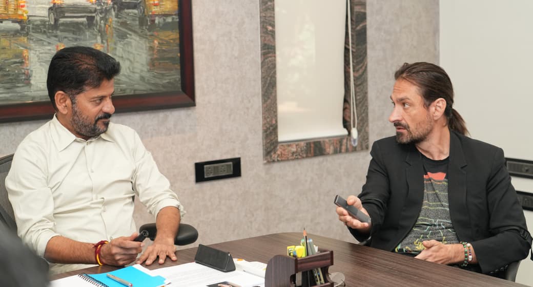 TelanganaCMO's tweet image. Mr Alex Kipman, CEO of @Analogai_ , the visionary technologist best known for leading the creation of two of the world’s most influential mixed-reality platforms - Microsoft Kinect and HoloLens, called on the Hon’ble Chief Minister Shri @revanth_anumula. Mr Kipman is globally…