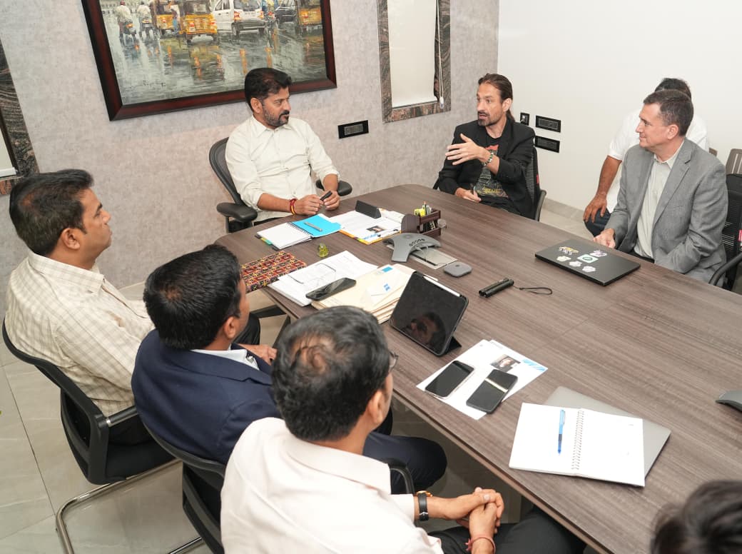 TelanganaCMO's tweet image. Mr Alex Kipman, CEO of @Analogai_ , the visionary technologist best known for leading the creation of two of the world’s most influential mixed-reality platforms - Microsoft Kinect and HoloLens, called on the Hon’ble Chief Minister Shri @revanth_anumula. Mr Kipman is globally…