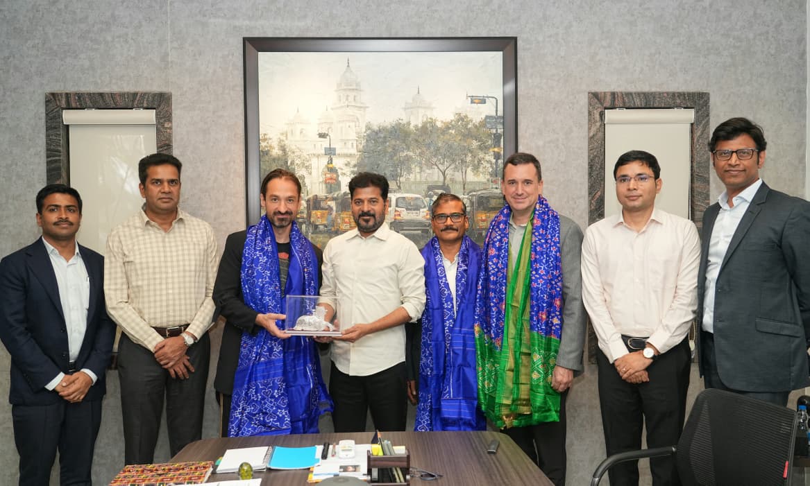 TelanganaCMO's tweet image. Mr Alex Kipman, CEO of @Analogai_ , the visionary technologist best known for leading the creation of two of the world’s most influential mixed-reality platforms - Microsoft Kinect and HoloLens, called on the Hon’ble Chief Minister Shri @revanth_anumula. Mr Kipman is globally…