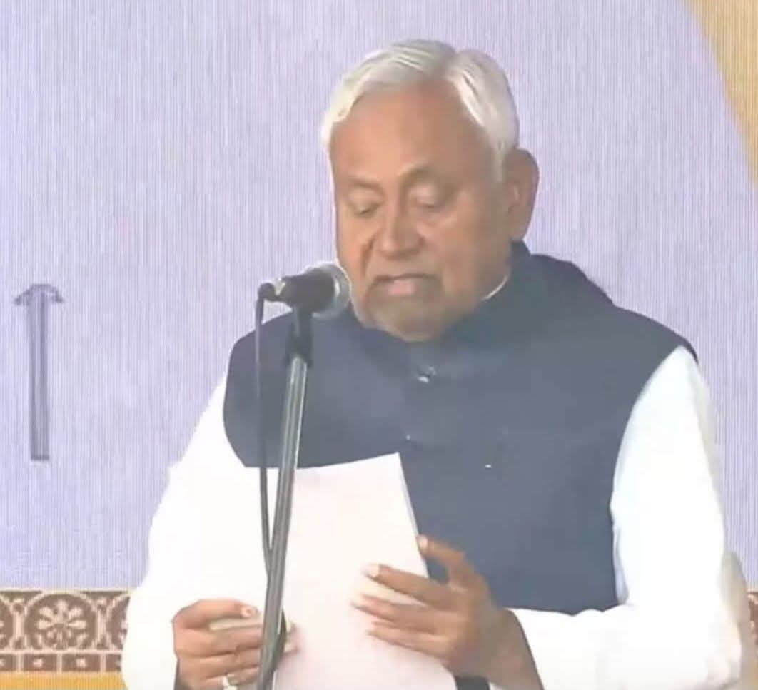 नीतीश कुमार चाचा बेकार में हाथ में पर्चा लिए गांधी मैदान में खड़े हैं,

10 बार OathCeremony में तो याद हो  गया होगा शपथ-पत्र....❤️❤️

बधाई हो श्री <a href="/NitishKumar/">Nitish Kumar</a> जी 
#NitishKumar