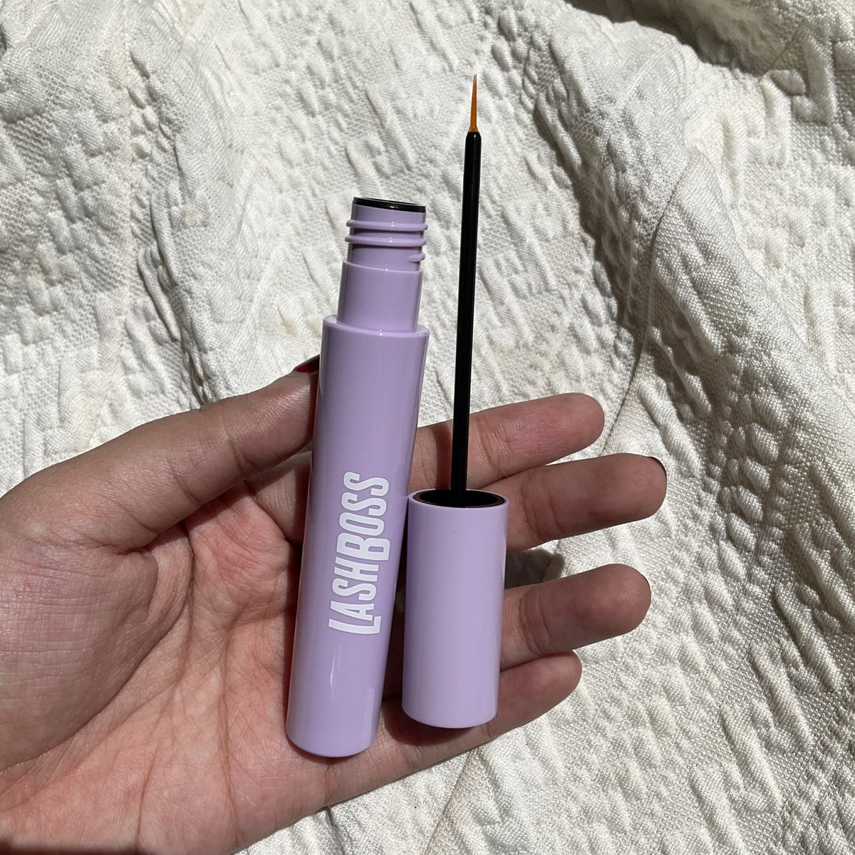 kuenyel's tweet image. ⭐️ Lashboss Lash Serum Ungu ⭐️

buat kita pengguna eyelash extention atau cluster lashes wajib pake ini!!!

karena ini memperkuat bulumata dan numbuhin juga! aku pake tiap pagi &amp;amp; malem everydaaay!

s.shopee.co.id/qboxuVWt7