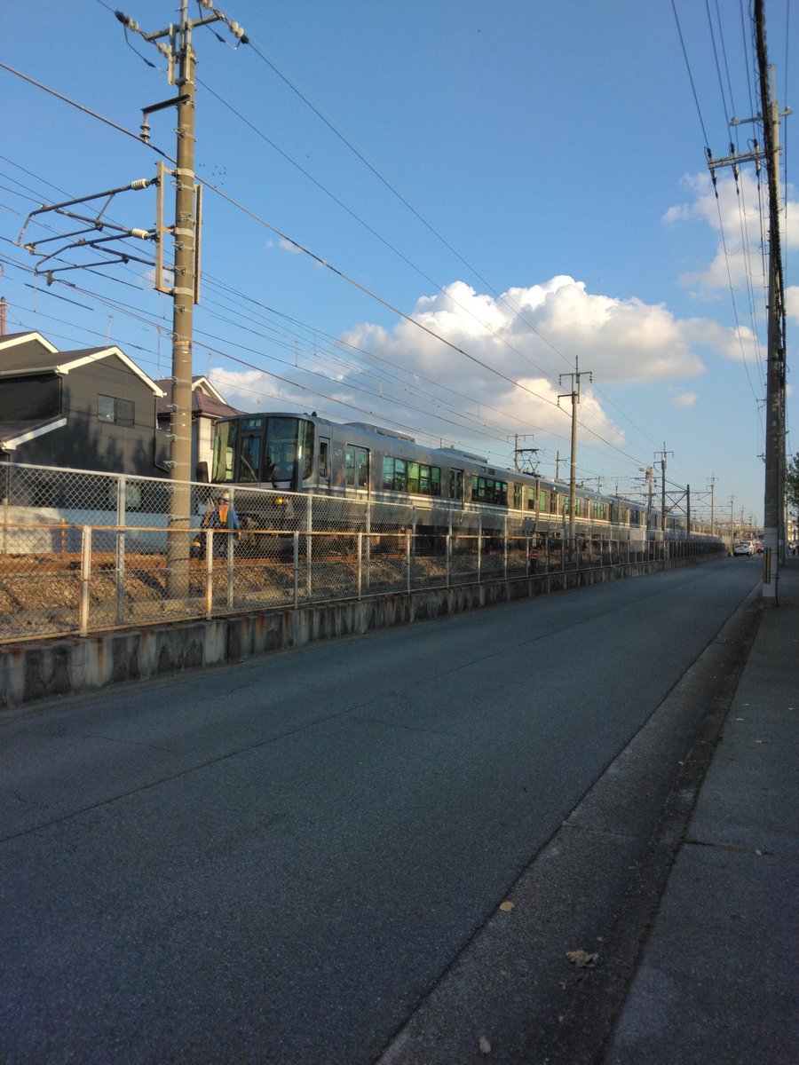 ryokos851110's tweet image. うちの近くで列車事故　JR神戸線かれこれ2時間近くとまったまま　東加古川駅から西に行った最初の踏切です