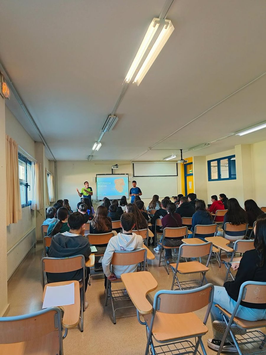 ArrigorriagaBHI's tweet photo. Alumnos de 3DBH en el taller de AUTOPROTECCION EN LA MONTAÑA. Antes de emprender la salida al Pagasarri han repasado los conceptos básicos para las salidas al monte, cómo responder ante accidentes y cómo preparar convenientemente la mochila. Oso praktikoa! Muy práctico! https://t.co/XQTJcZnP3B