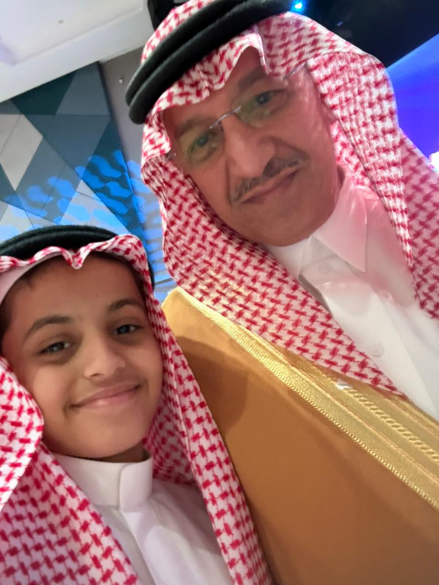 رسالة معالي وزير التعليم يوسف البنيان لكل الأطفال في يومهم العالمي مع الطفل فهد المديّان من مدارس العُليّا الأهليّة:
الاستثمار الأجمل هو الذي نضعه في قلوب أطفالنا .. 
ففي ابتسامتهم يبدأ المستقبل، وبحقوقهم تزدهر الأوطان ..

#يوم_الطفل 
#يوم_الطفل_العالمي