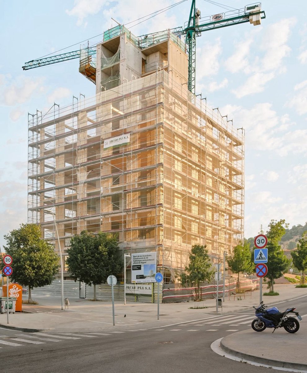 SustainableTall's tweet image. Barcelona continues to build *incredible* social housing

35 apartments in a 10-storey timber tower. Each home is a corner unit, and has access to a winter garden. 

Designed by Metronom